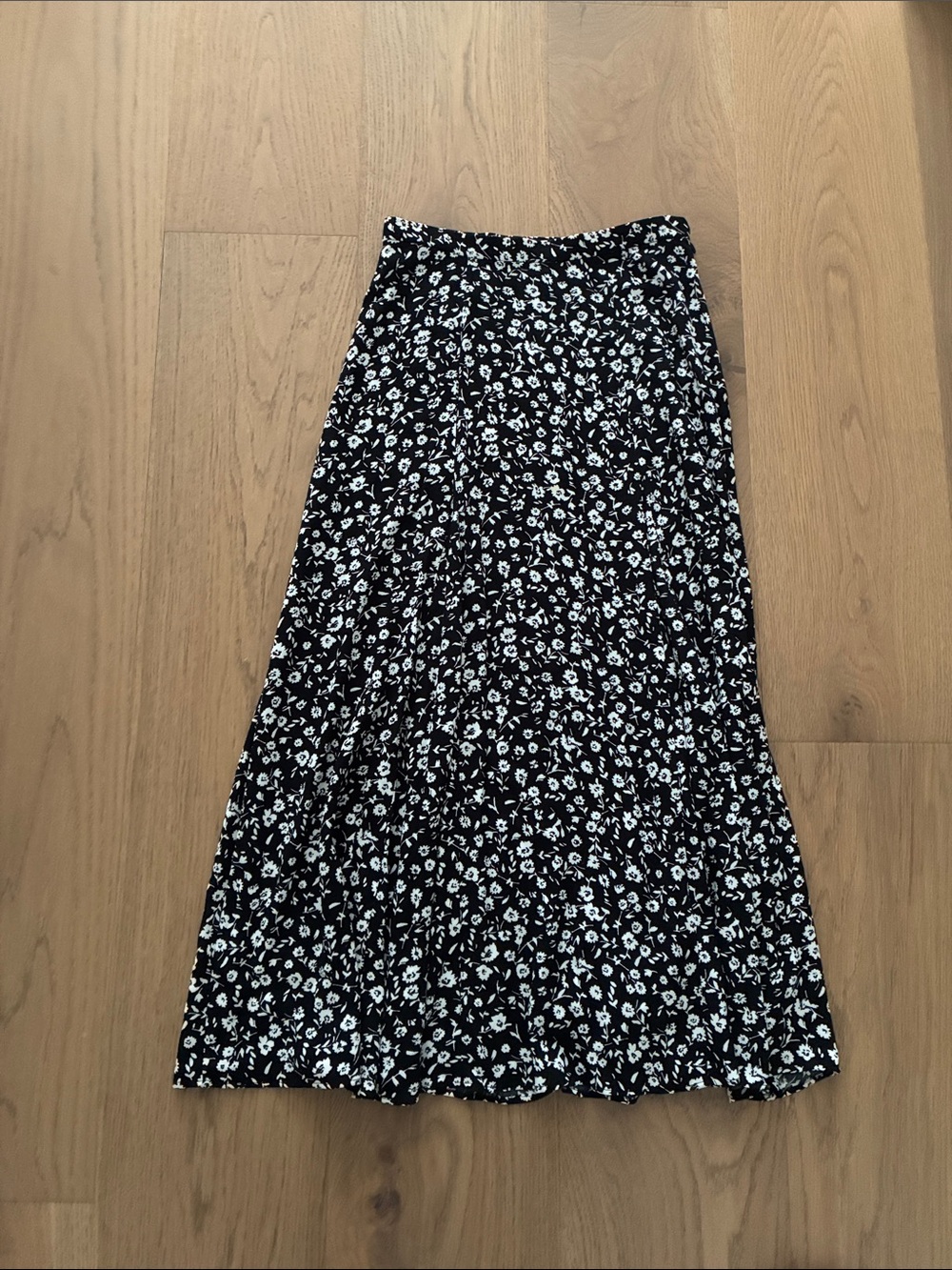 Banana Republic Women’s Petite Black and White Floral Midi Skirt. 0 Petite. NWT.